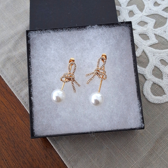 💥SALE💥NEW Rhinestone, Pearl & Bow Dangle Earrings - Picture 4 of 4